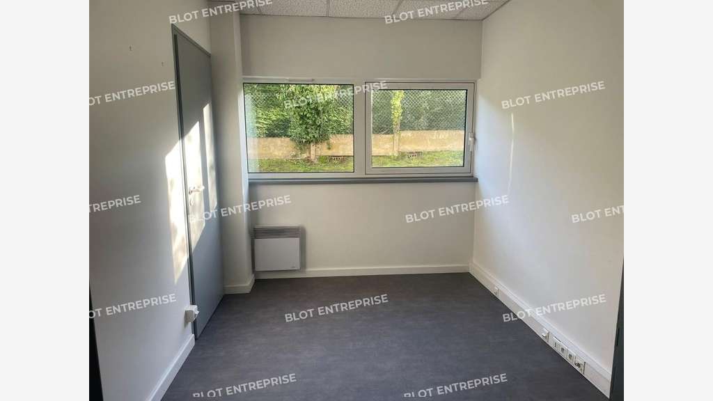 A vendre ou à louer bureaux 70m² à Langueux