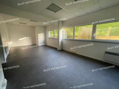 A vendre ou à louer bureaux 70m² à Langueux