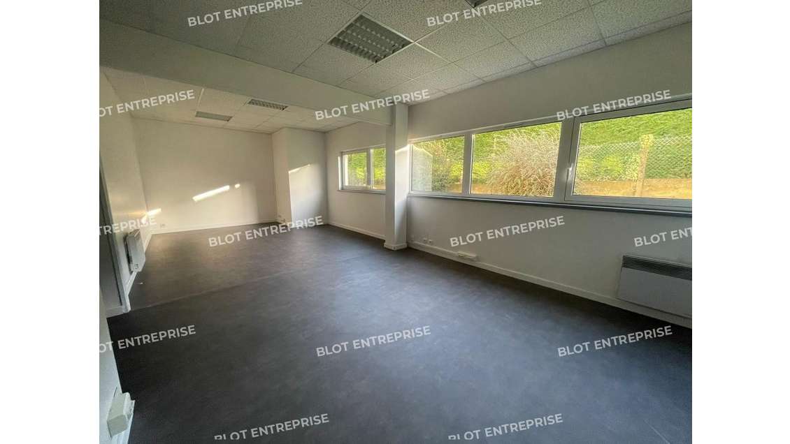 A vendre ou à louer bureaux 70m² à Langueux