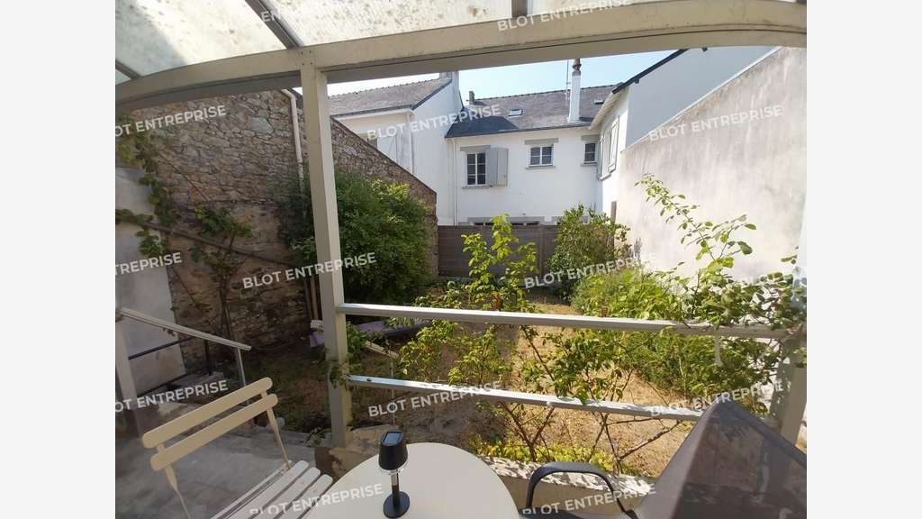 À VENDRE - BUREAUX - LOCAUX COMMERCIAUX - 56 M² -