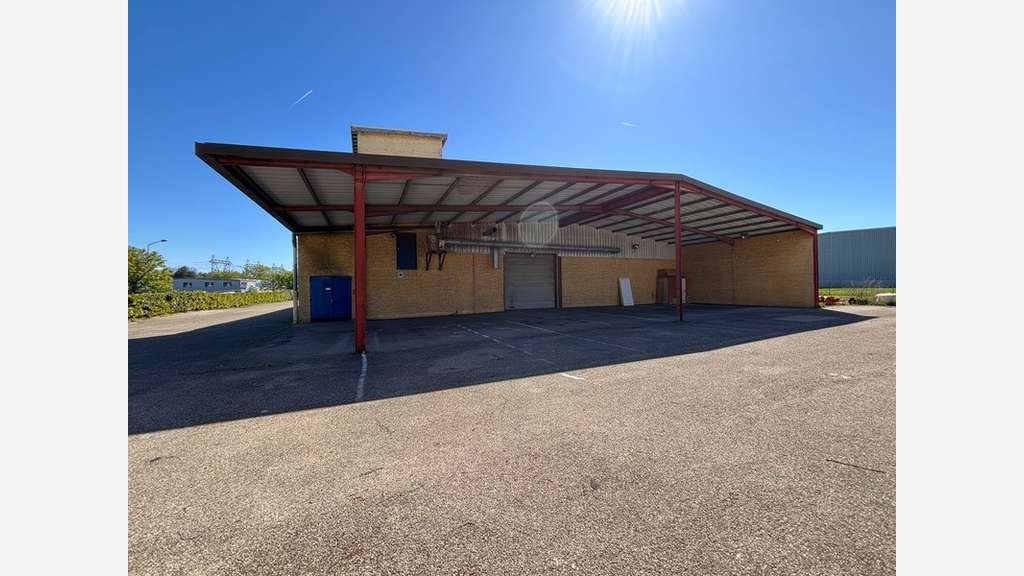 Bâtiment à vendre 1991m² sortie A89 à Lentilly