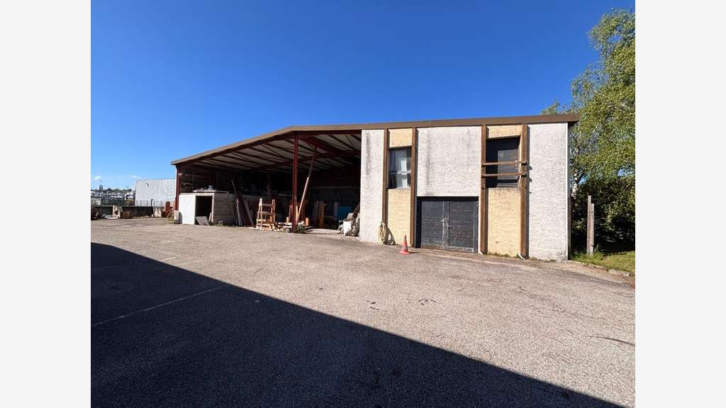 Bâtiment à vendre 1991m² sortie A89 à Lentilly