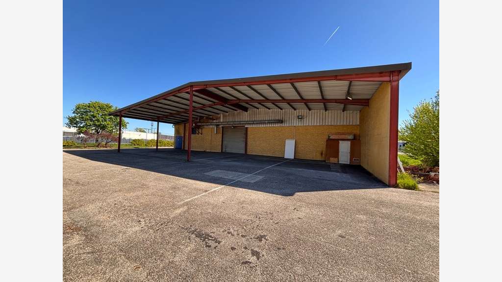 Bâtiment à vendre 1991m² sortie A89 à Lentilly