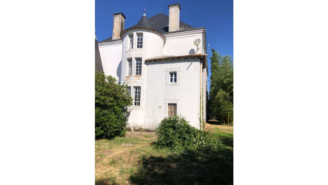 Vente murs de manoir et exploitation aux Gours