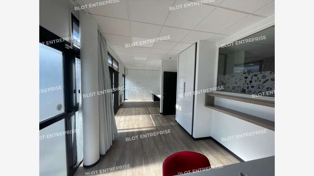 A louer à vendre bureaux 113m² à Lorient 