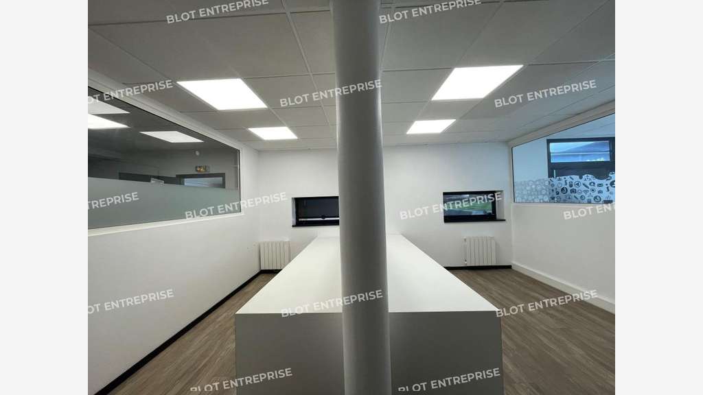 A louer à vendre bureaux 113m² à Lorient 