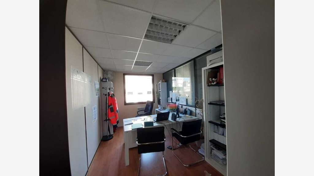 Bureaux loués à 75% à vendre à Jouy-en-Josas