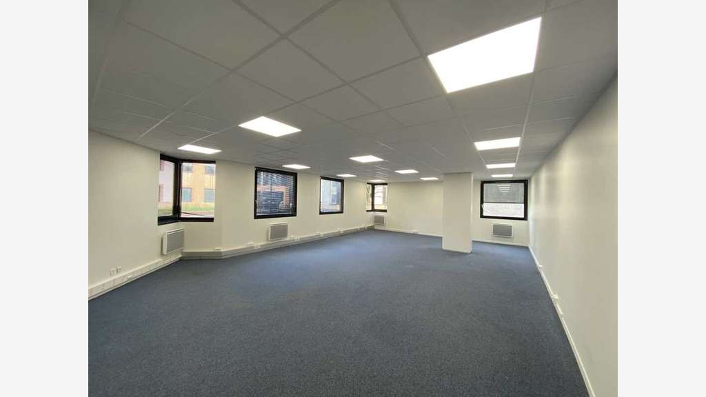 Bureaux loués à 75% à vendre à Jouy-en-Josas