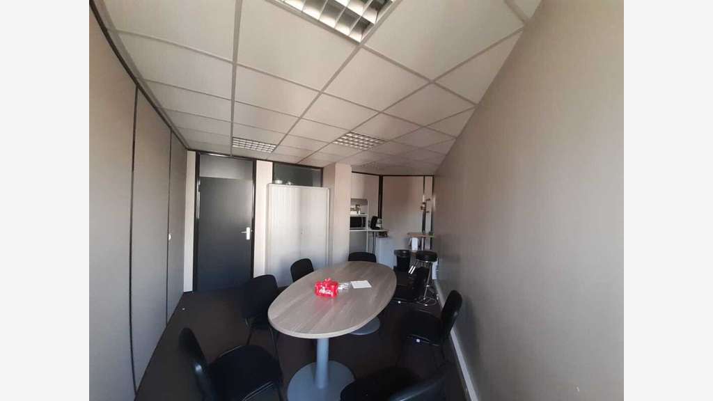 Bureaux loués à 75% à vendre à Jouy-en-Josas