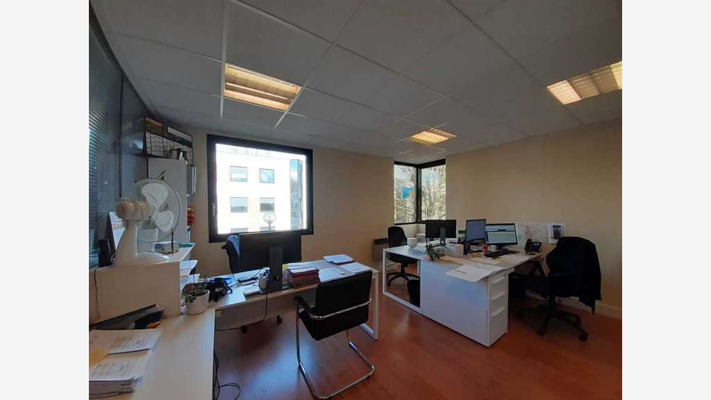 Bureaux loués à 75% à vendre à Jouy-en-Josas