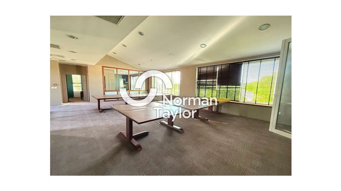 Bureaux 655m² divisibles à vendre à Lunel