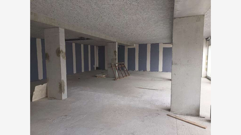 A saisir rapidement local de 288m² à Pollionnay