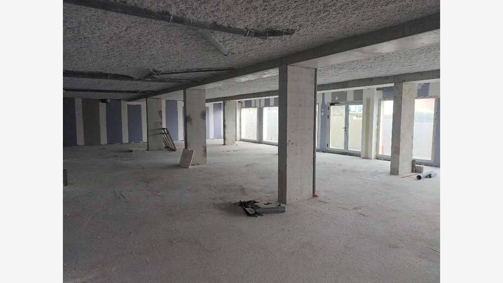 A saisir rapidement local de 288m² à Pollionnay