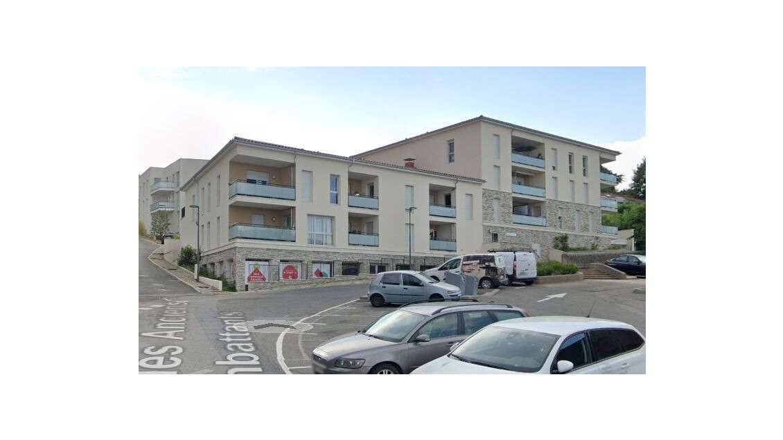 A saisir rapidement local de 288m² à Pollionnay