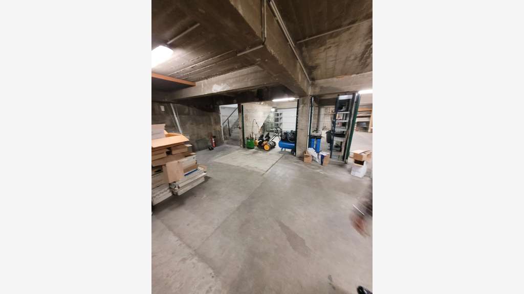 Vente local atypique de 1000m² à Lyon 7 Gerland