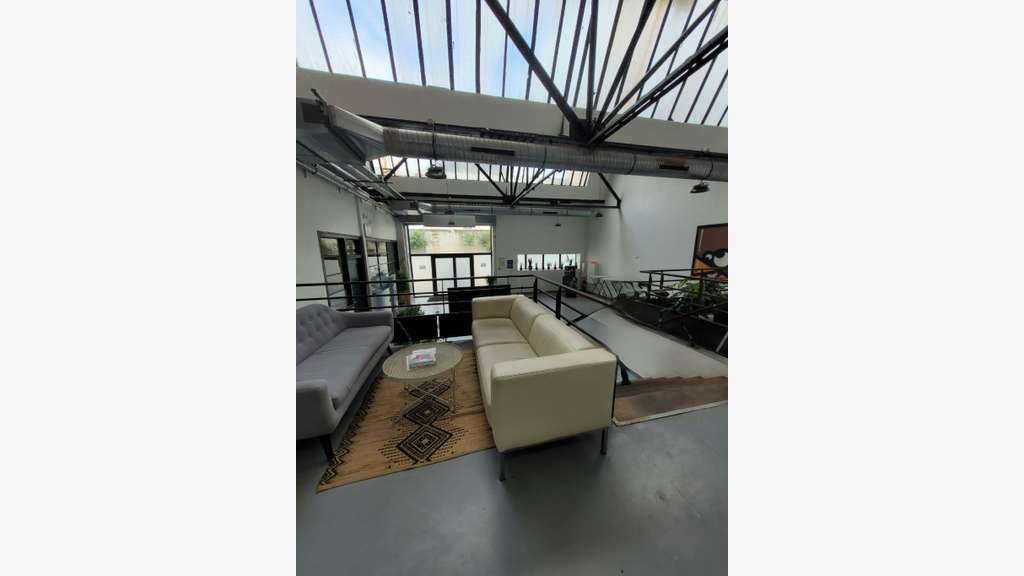 Vente local atypique de 1000m² à Lyon 7 Gerland