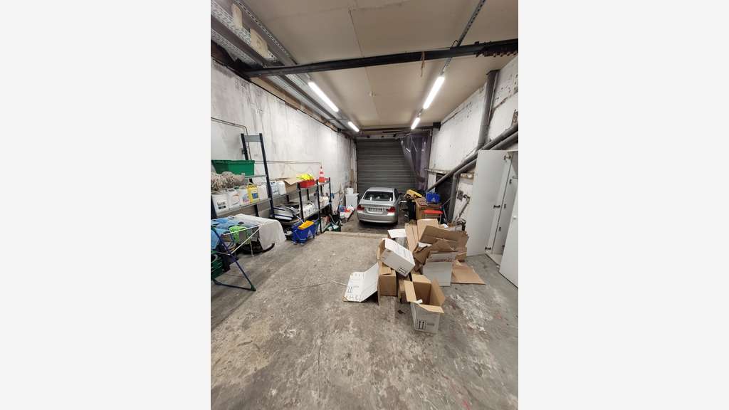 Vente local atypique de 1000m² à Lyon 7 Gerland