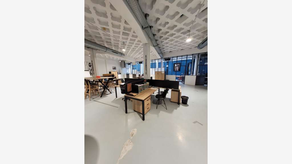 Vente local atypique de 1000m² à Lyon 7 Gerland