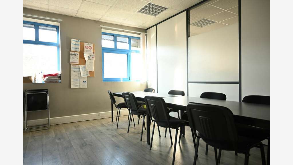A vendre ou à louer bureaux rénovés 322m² Lyon 7e 
