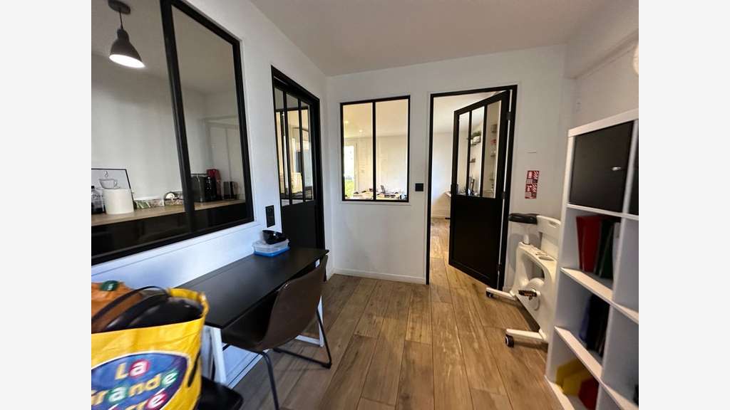 Rare ! murs bureaux RDC en très bon état à Lyon 8e