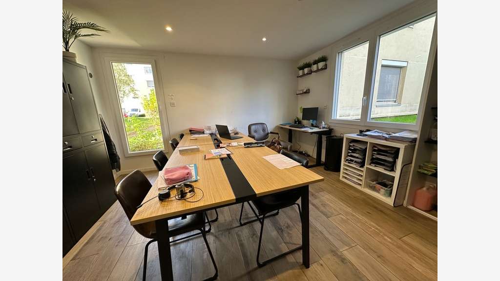 Rare ! murs bureaux RDC en très bon état à Lyon 8e