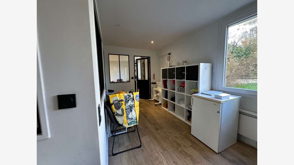Rare ! murs bureaux RDC en très bon état à Lyon 8e