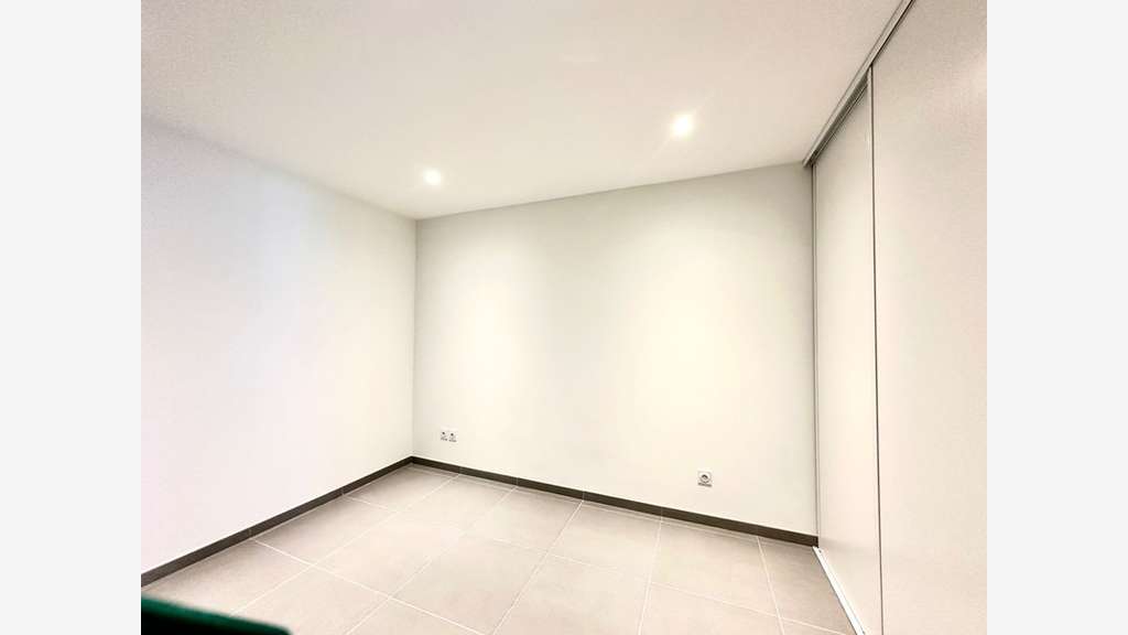 Local/bureau 90m² à Marseille 13012 Saint Barnabé