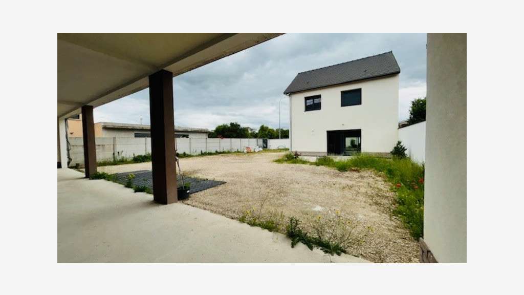 Ensemble immobilier avec entrepôt à Meaux 