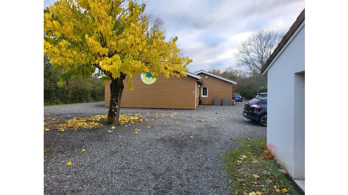 Rare site de 5 000 m² de terrain avec 3 bâtiments