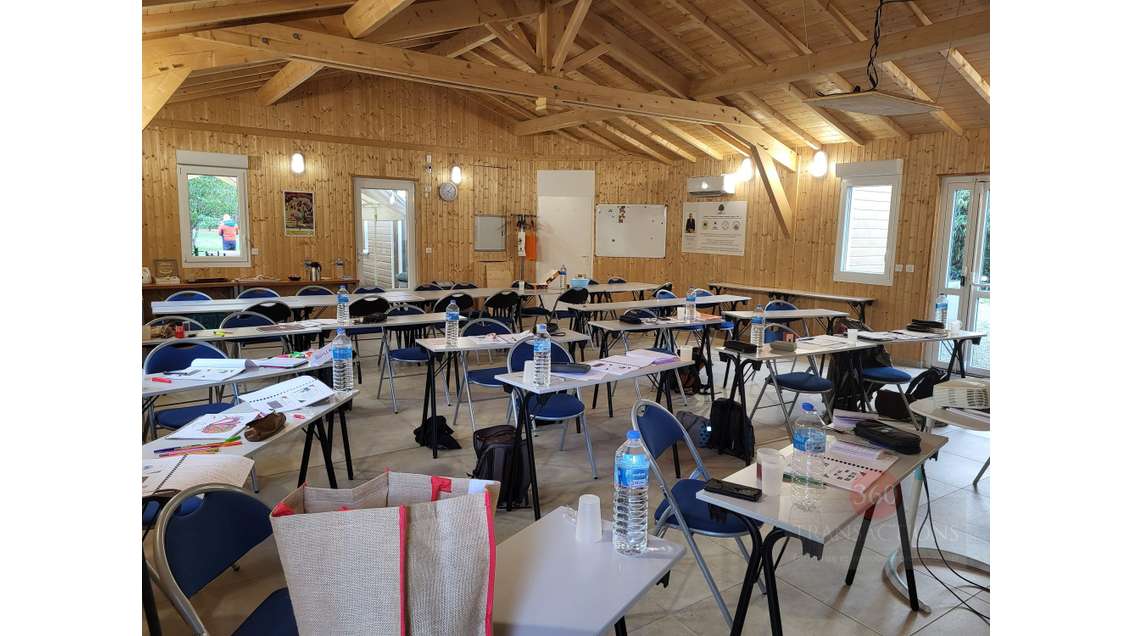 Rare site de 5 000m² de terrain avec 3 bâtiments