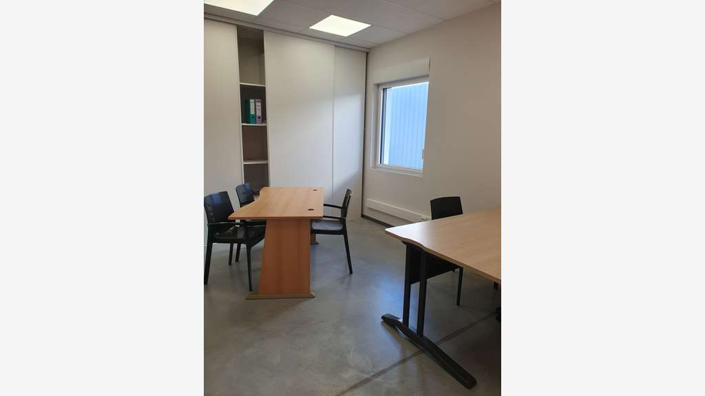 Local 300 m² dont 115m² loués Montélimar Zone Sud
