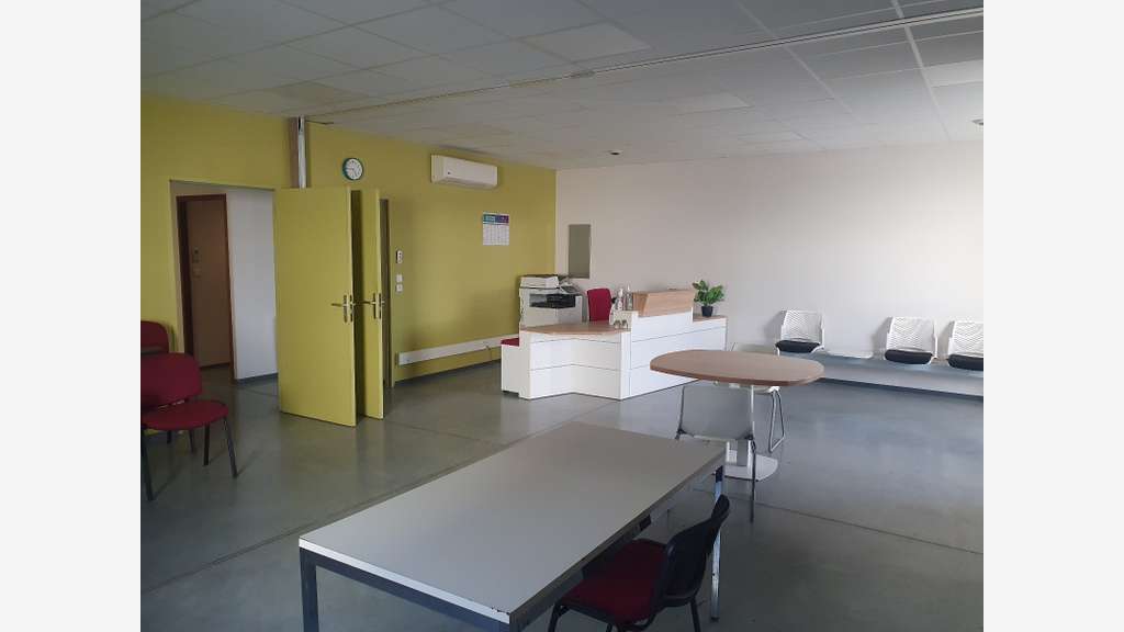 Local 300 m² dont 115m² loués Montélimar Zone Sud
