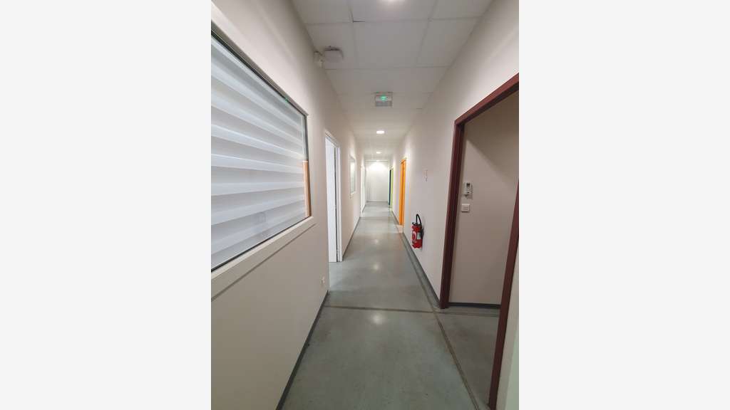 Local 300 m² dont 115m² loués Montélimar Zone Sud