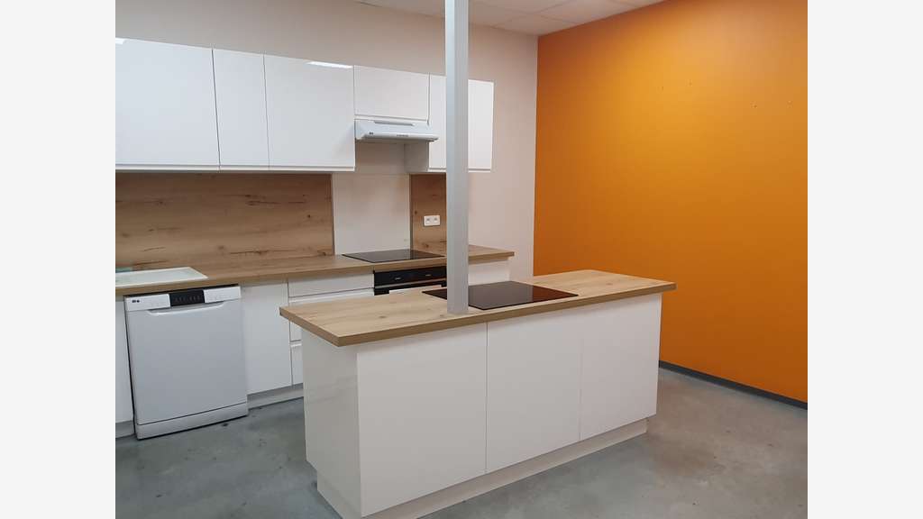 Local 300 m² dont 115m² loués Montélimar Zone Sud