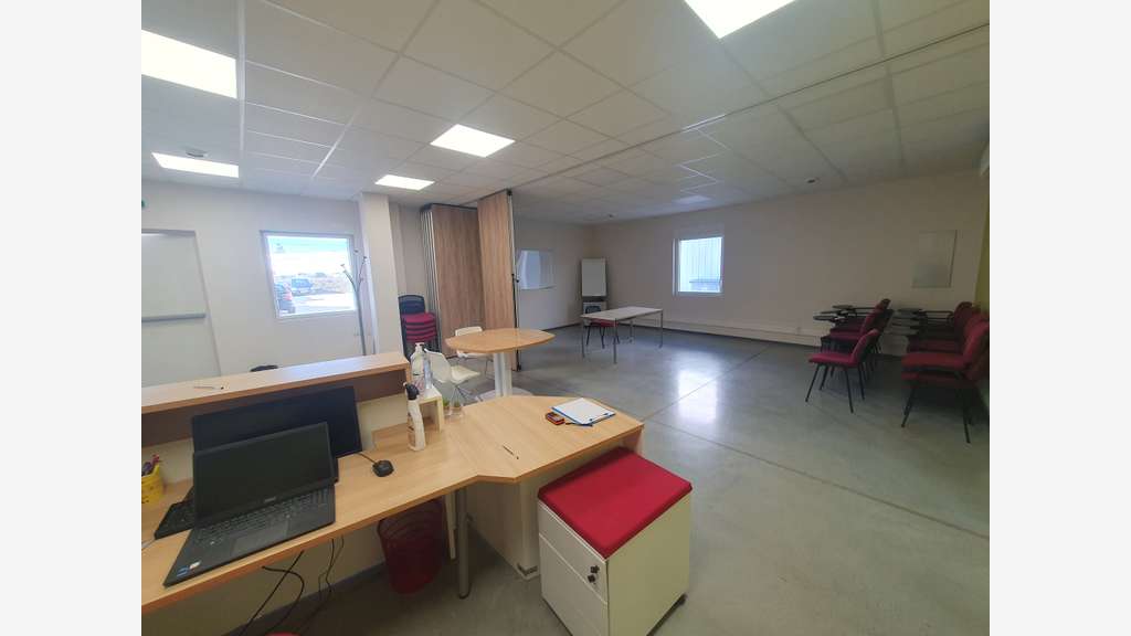 Local 300 m² dont 115m² loués Montélimar Zone Sud