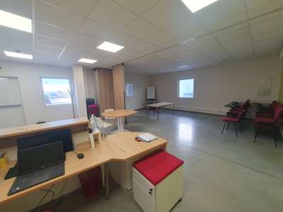 Local 300 m² dont 115m² loués Montélimar Zone Sud