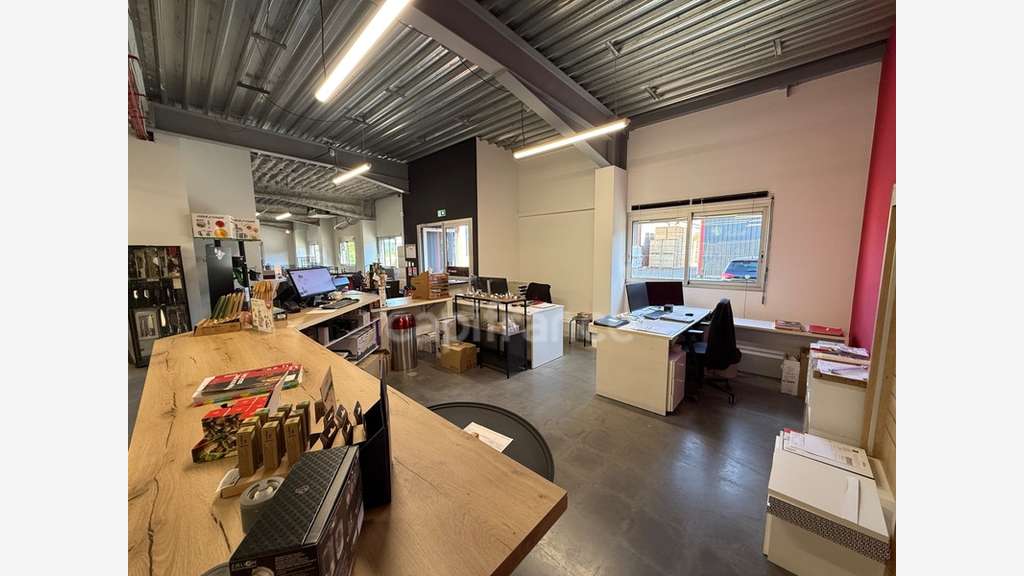Vente ensemble immo de 696m² en ZA à Montélimar