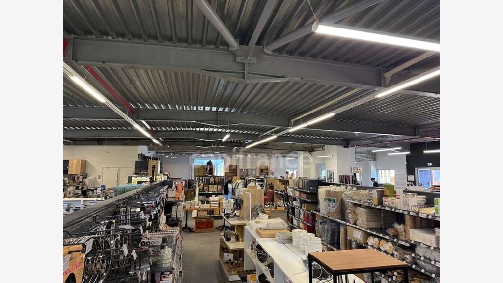 Vente ensemble immo de 696m² en ZA à Montélimar