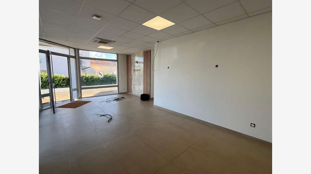 Vente local commercial de 62m² à Montussan