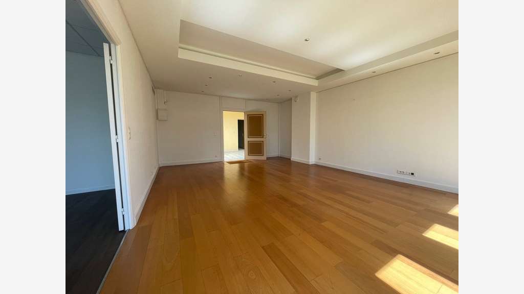 Local/bureau 76m² à vendre en ZAC à Mougins (06)