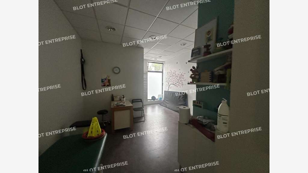 À VENDRE - BUREAUX - LOCAUX COMMERCIAUX - 156 M² -