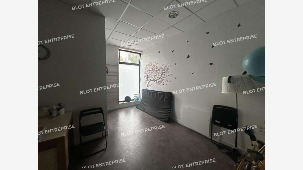 À VENDRE - BUREAUX - LOCAUX COMMERCIAUX - 156 M² -