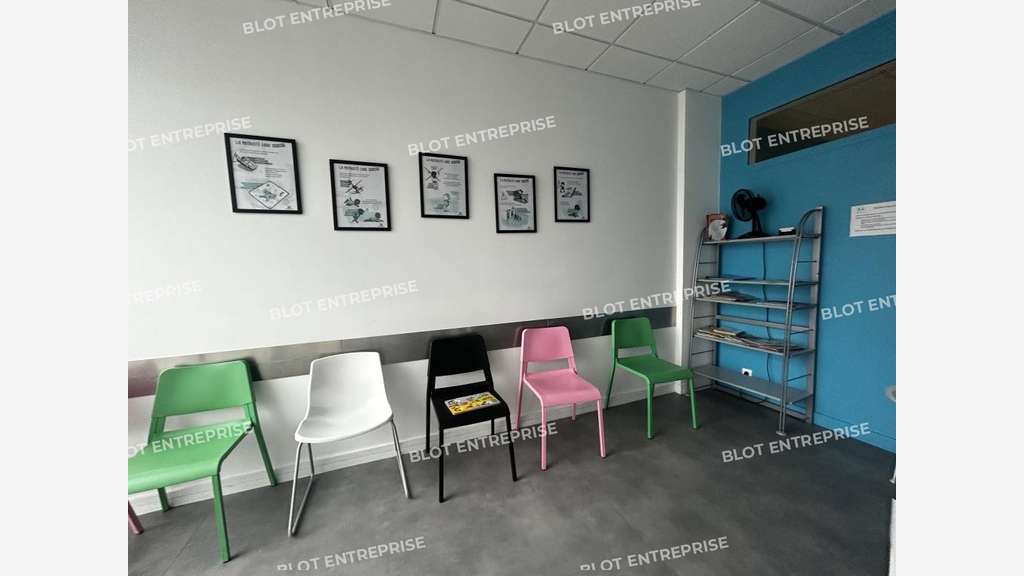 À VENDRE - BUREAUX - LOCAUX COMMERCIAUX - 156 M² -
