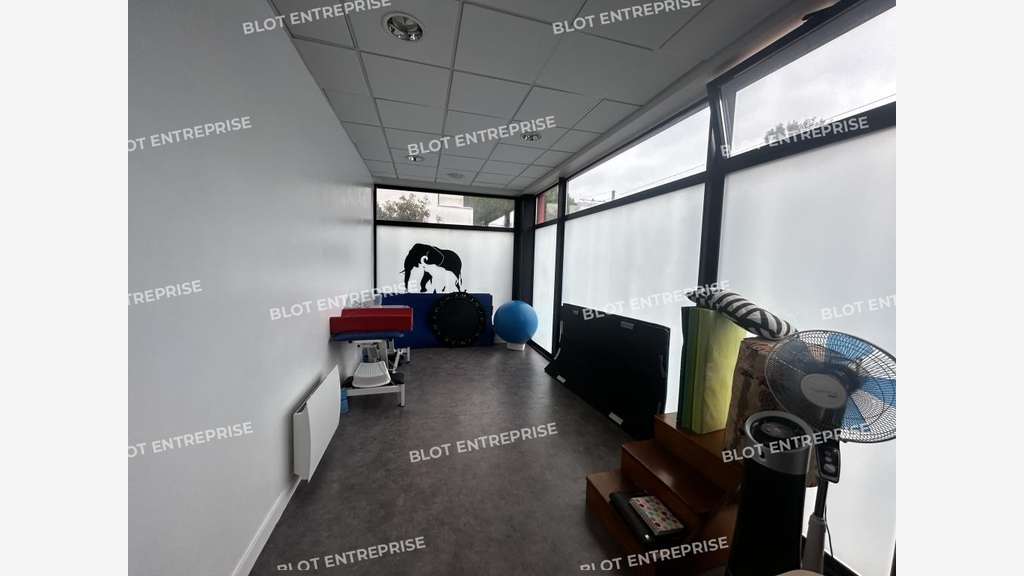 À VENDRE - BUREAUX - LOCAUX COMMERCIAUX - 156 M² -