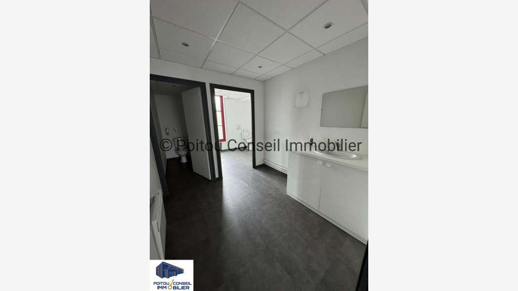 Vente local commercial 318m² à Niort prox centre