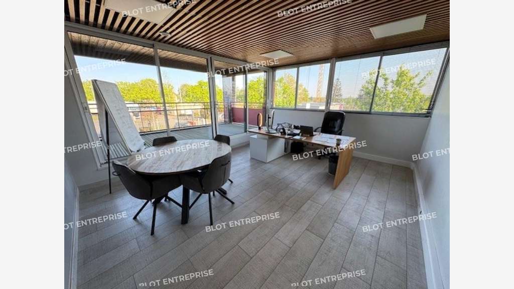 À vendre bureaux 923m² à Orvault Forum