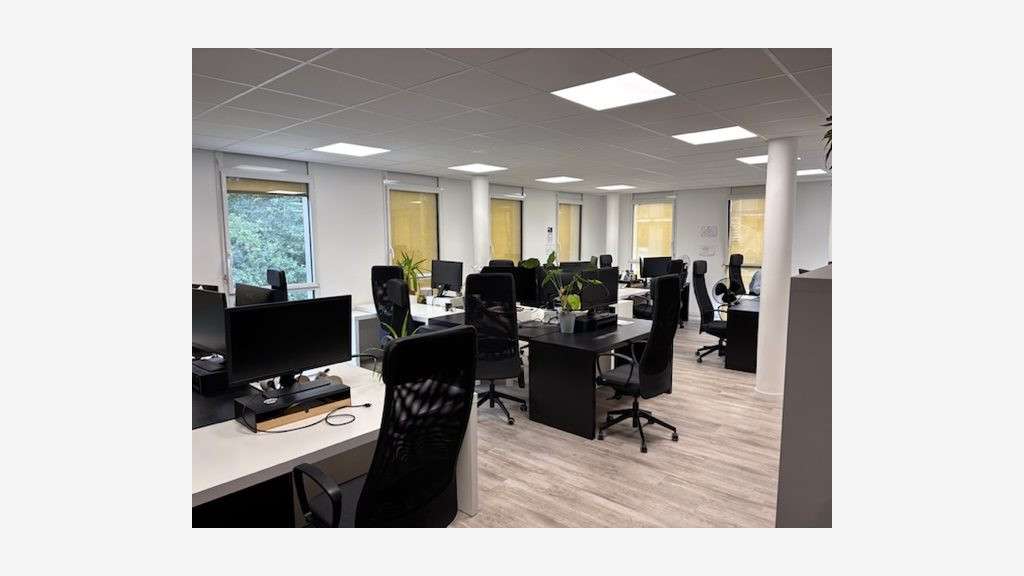 Vente magnifiques bureaux loués R+1 à Vannes Ouest
