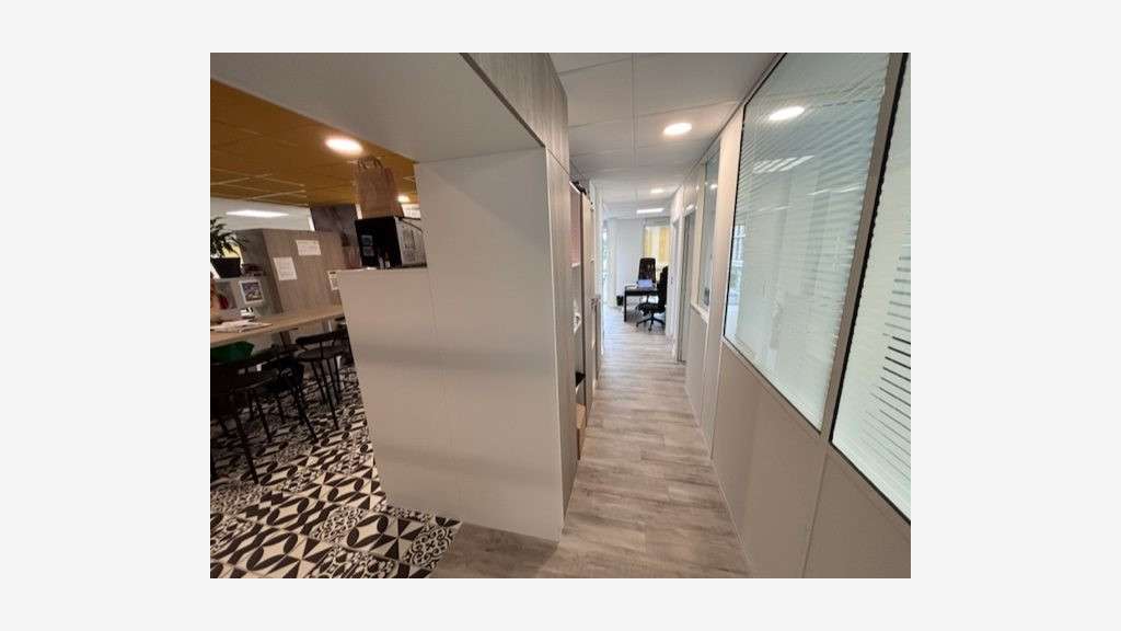 Vente magnifiques bureaux loués R+1 à Vannes Ouest