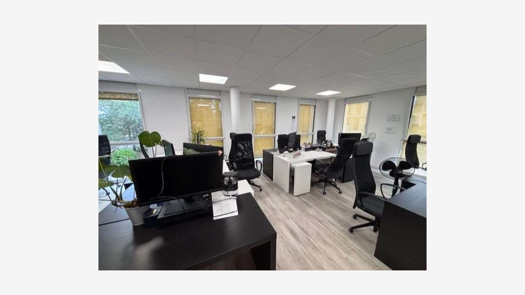 Vente magnifiques bureaux loués R+1 à Vannes Ouest