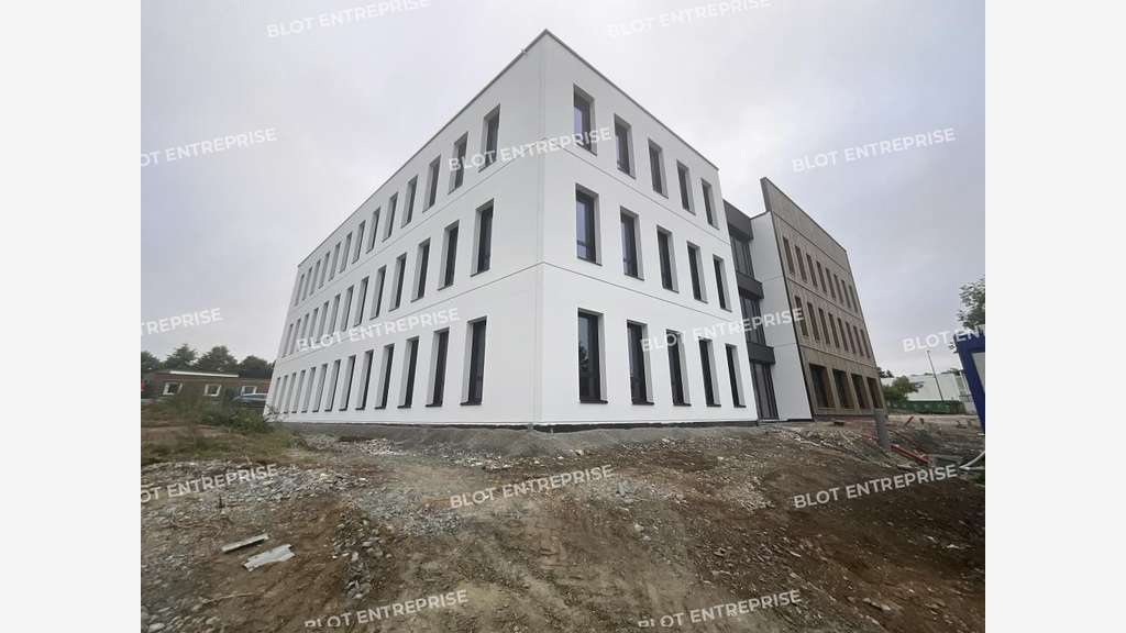 A vendre à louer bureaux 100m² ERP à Ploermel
